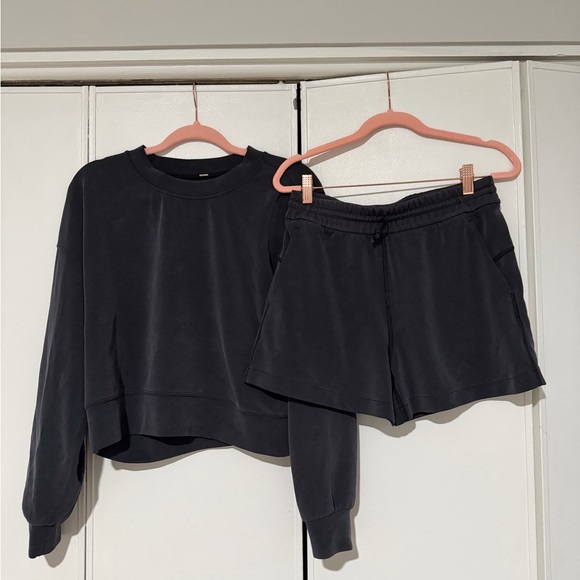 Softstream Perfectly Oversized
Cropped Crew + Softstreme High-Rise Short 4" - Picture 5 of 11